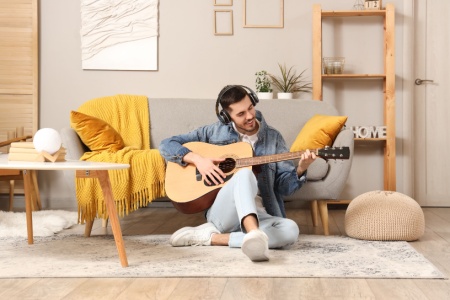 Ragazzo che ascolta e suona musica